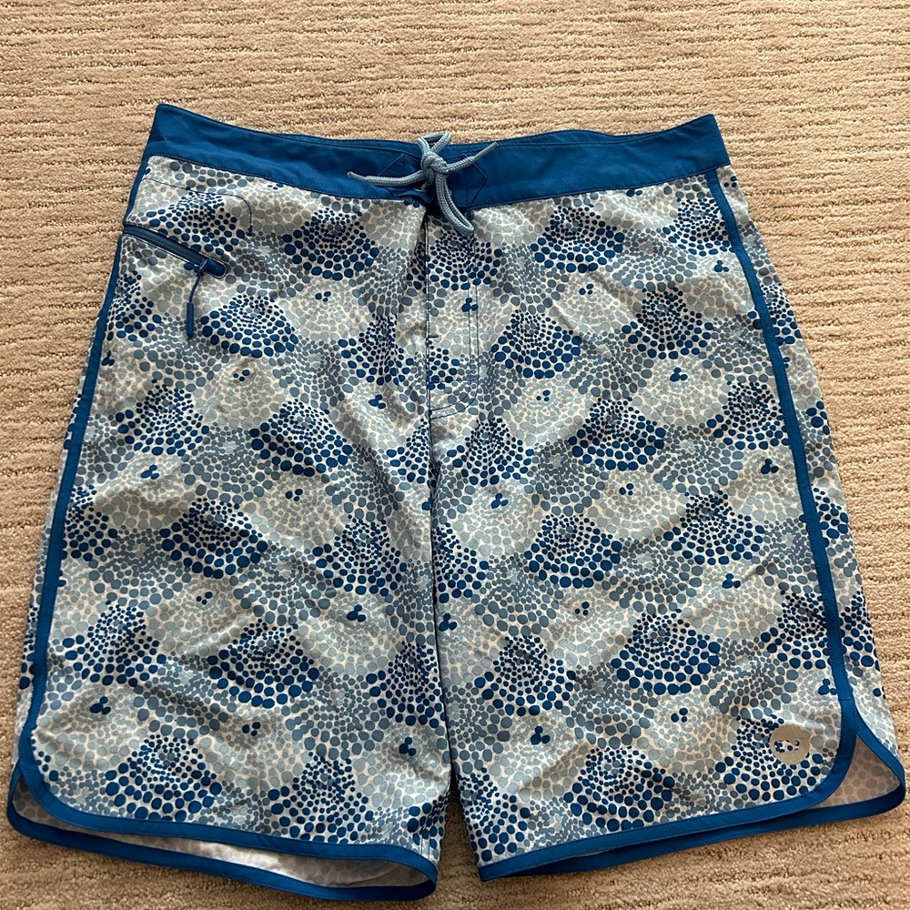 Vineyard Vines Mens Swimtrunks with side zipper pocket. Size 35. Great condition